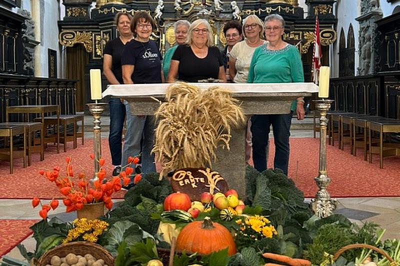 Geschmückter Altar zu Erntedank in St. Veit, Iphofen