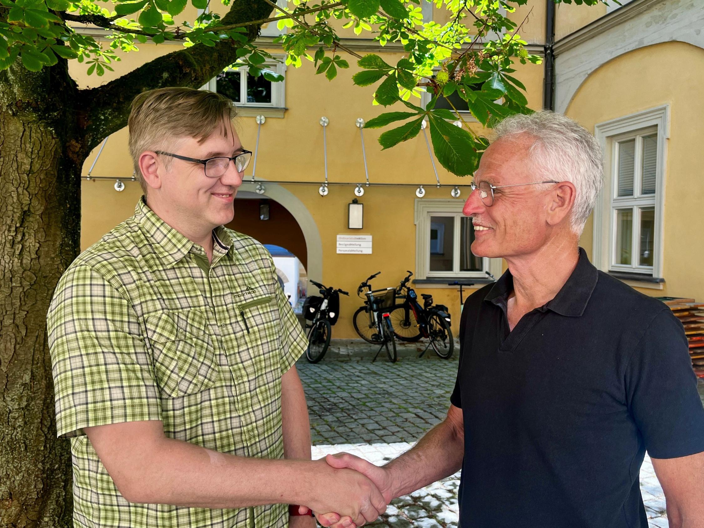 Alexander Pfister (links) übernimmt von Hans-Dieter Franke die Leitung der Schulabteilung Pfister_Franke