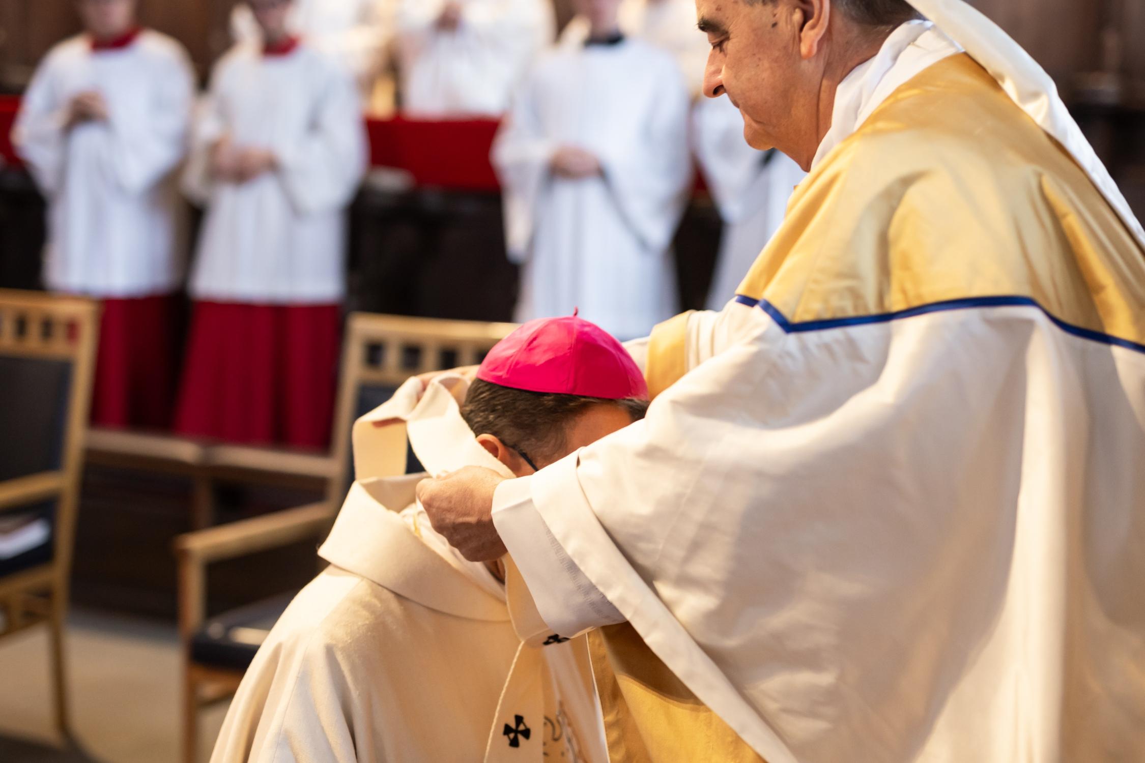 Der Apostolische Nuntius Eterovic legte Erzbischof Gössl im Dom das Pallium um. Verleihung des Pallium