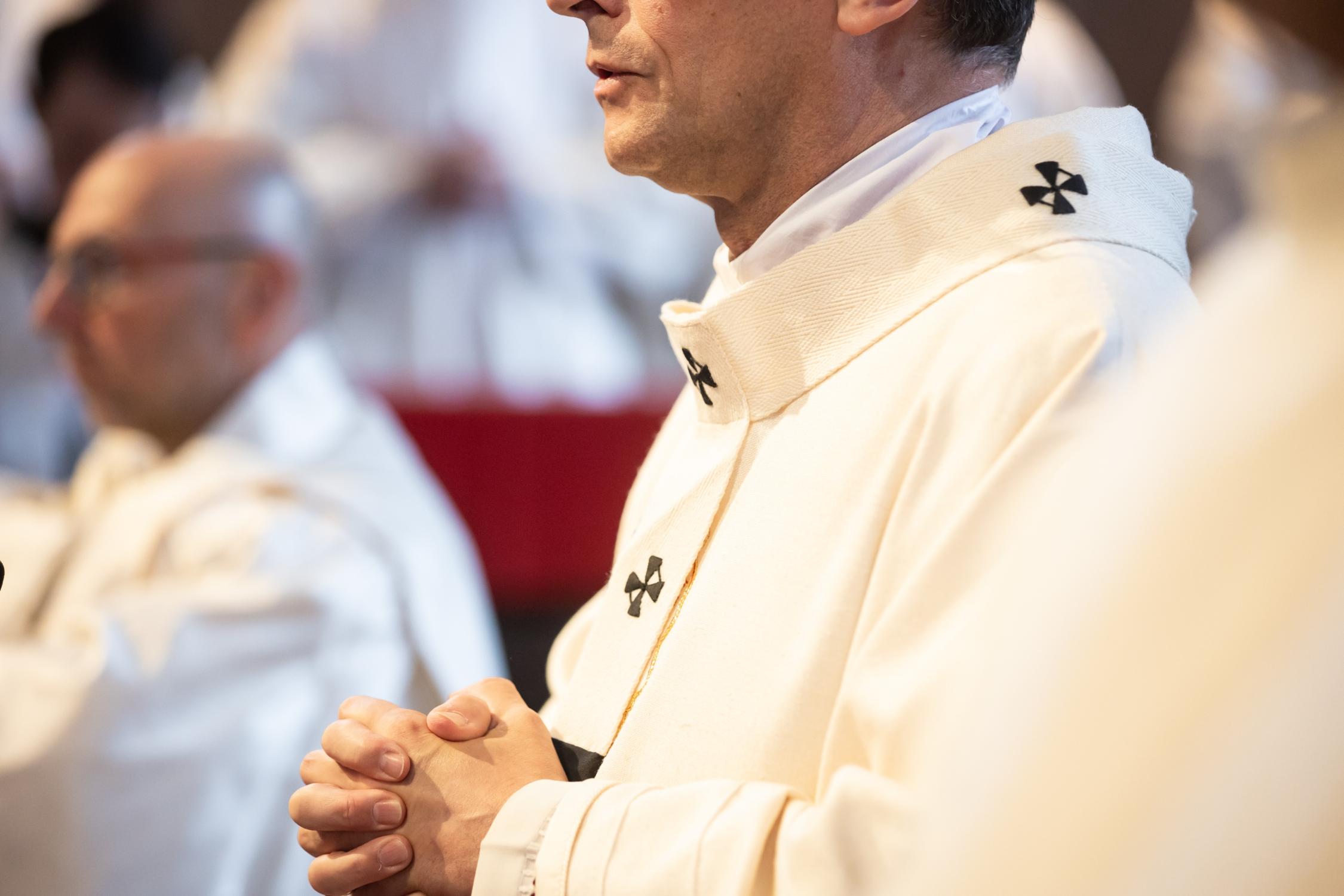 Der Apostolische Nuntius Eterovic legte Erzbischof Gössl im Dom das Pallium um. Verleihung des Pallium