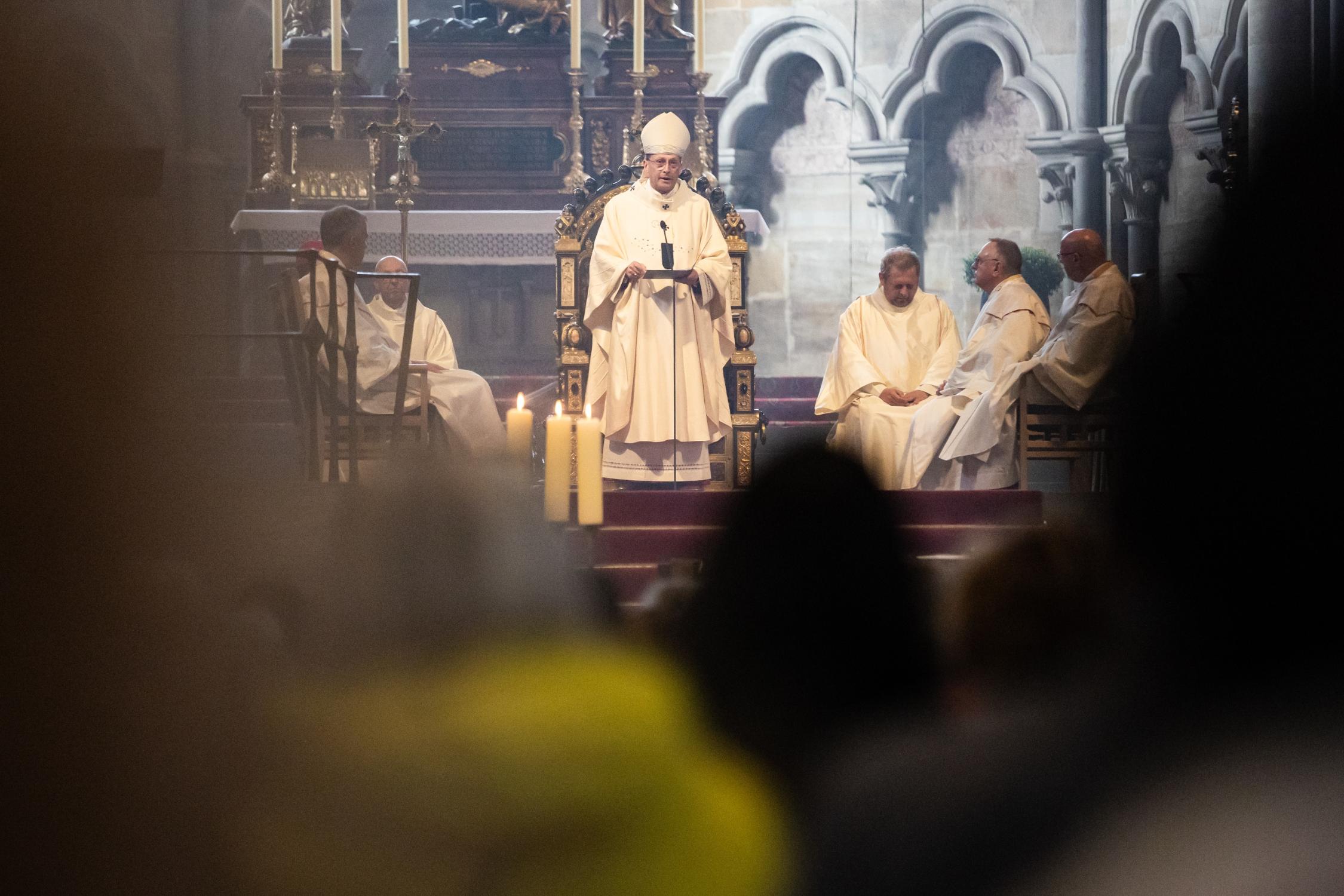 Der Apostolische Nuntius Eterovic legte Erzbischof Gössl im Dom das Pallium um. Verleihung des Pallium