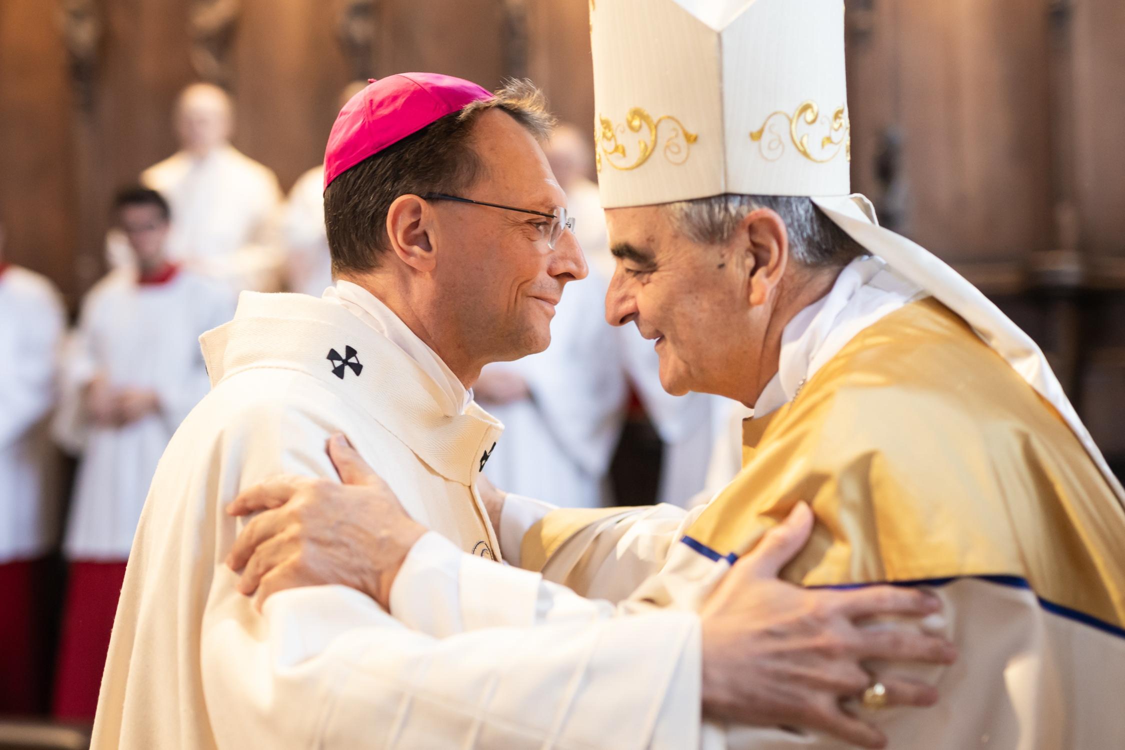 Der Apostolische Nuntius Eterovic legte Erzbischof Gössl im Dom das Pallium um. Verleihung des Pallium