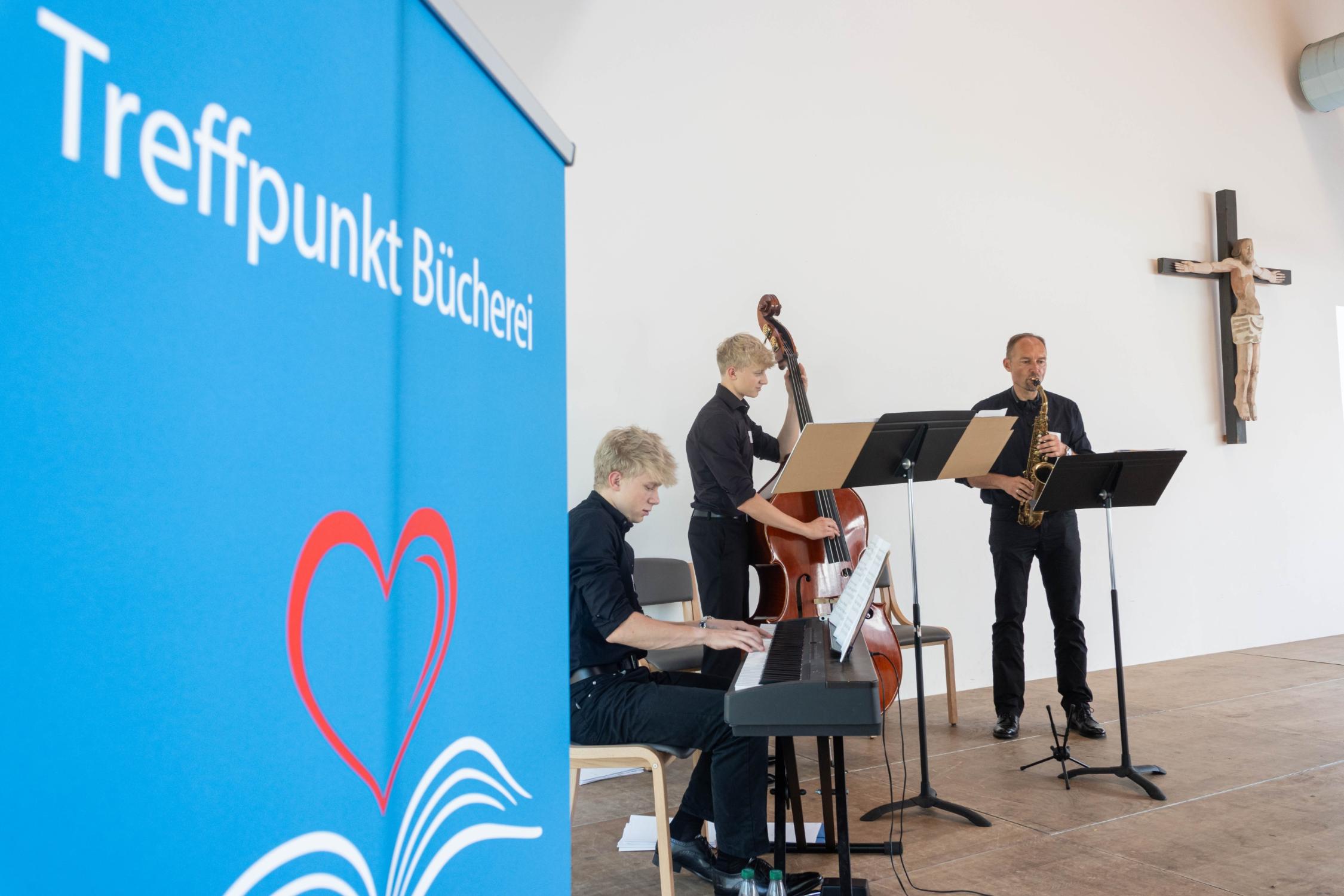 Die drei Musiker sorgten mit ihren Darbietungen immer wieder für Auflockerung zwischen den Beiträgen. Sankt Michaelsbund Siegelverleihung 2026