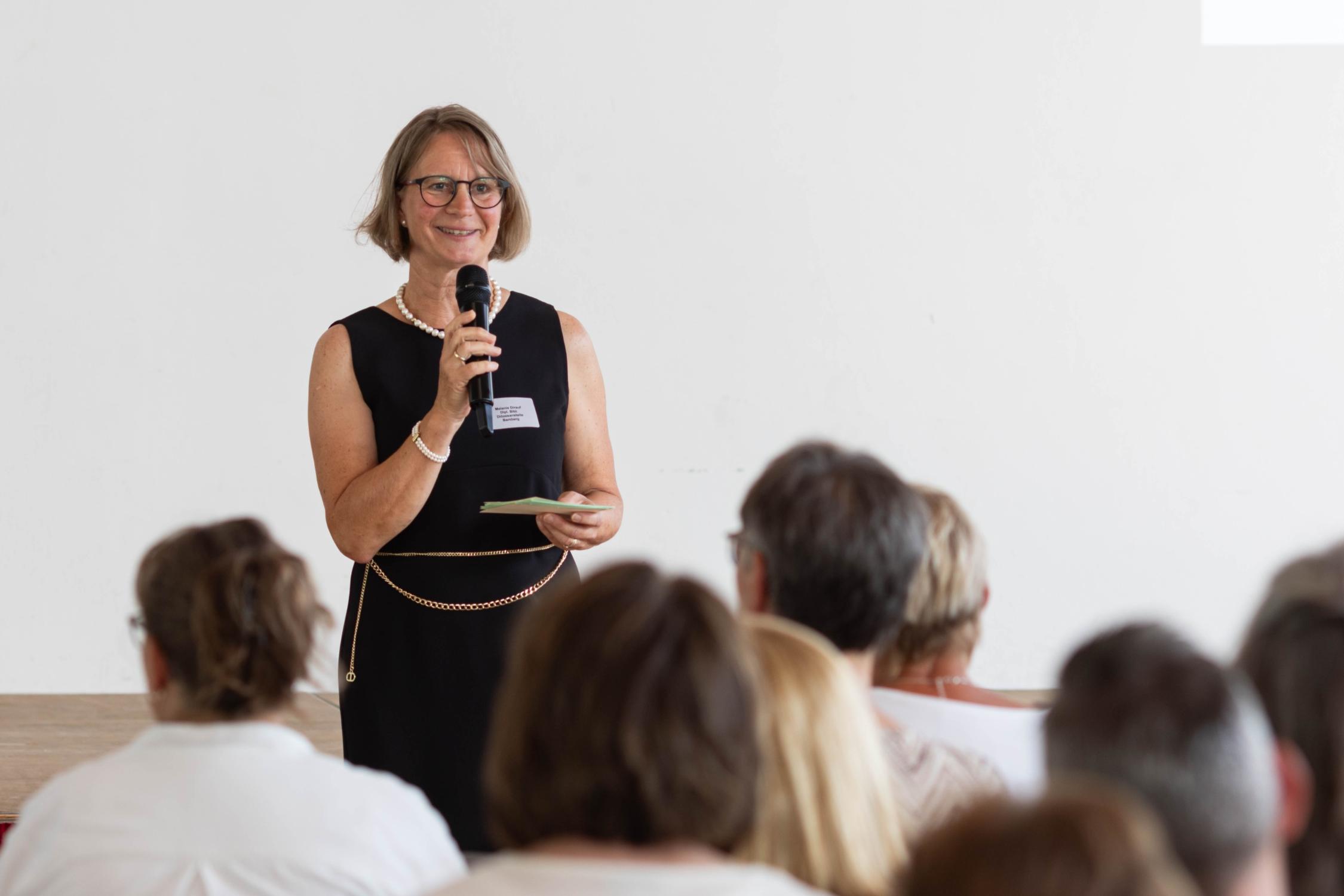 Diözesanbibliothekarin Melanie Dirauf hob die Relevanz von Büchereien für die kulturelle Begegnung hervor. Sankt Michaelsbund Siegelverleihung 2026