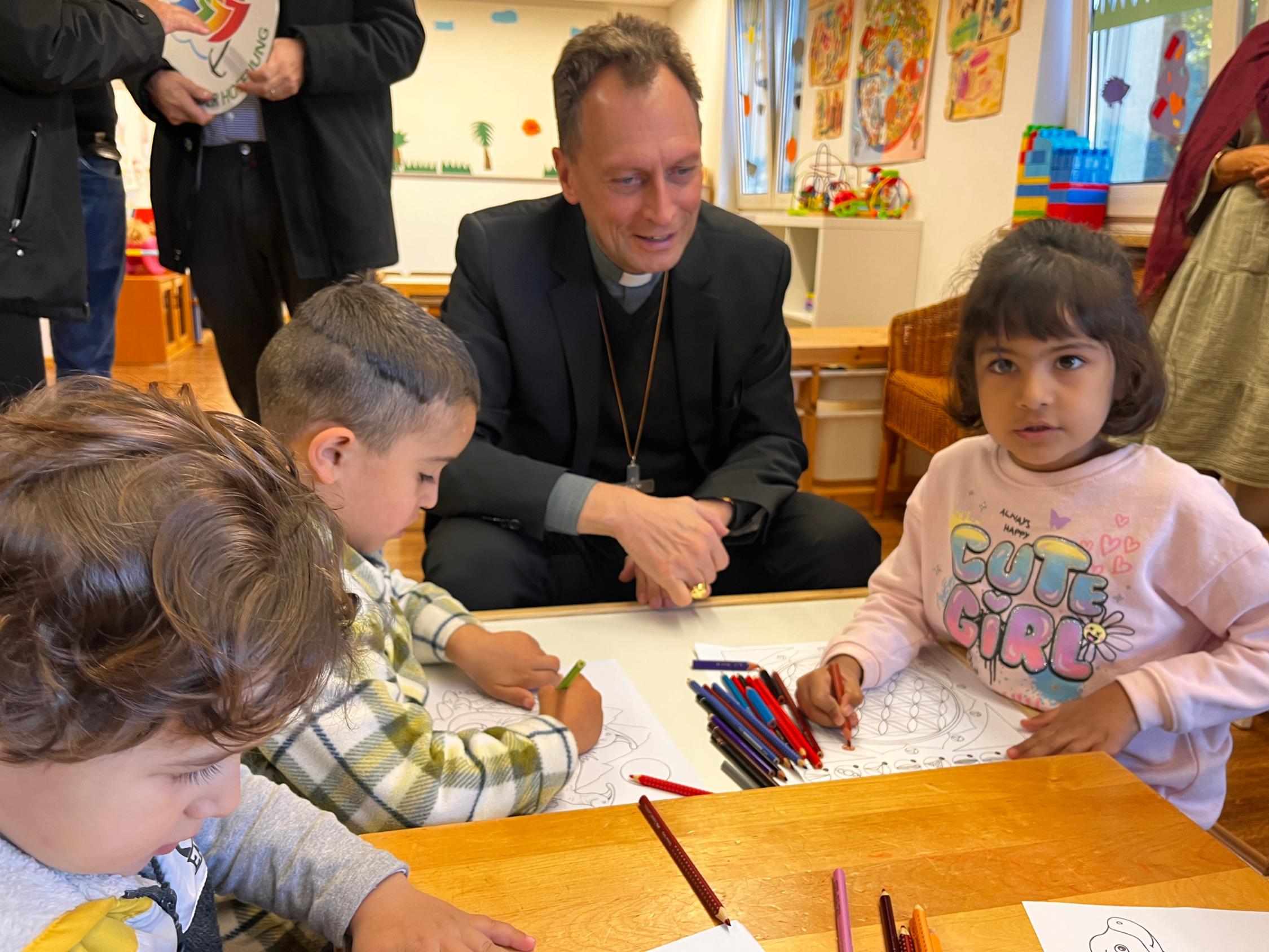 Erzbischof Gössl besuchte die Eltern-Kind-Gruppe im Bamberger ANKER-Zentrum Besuch im ANKER-Zentrum