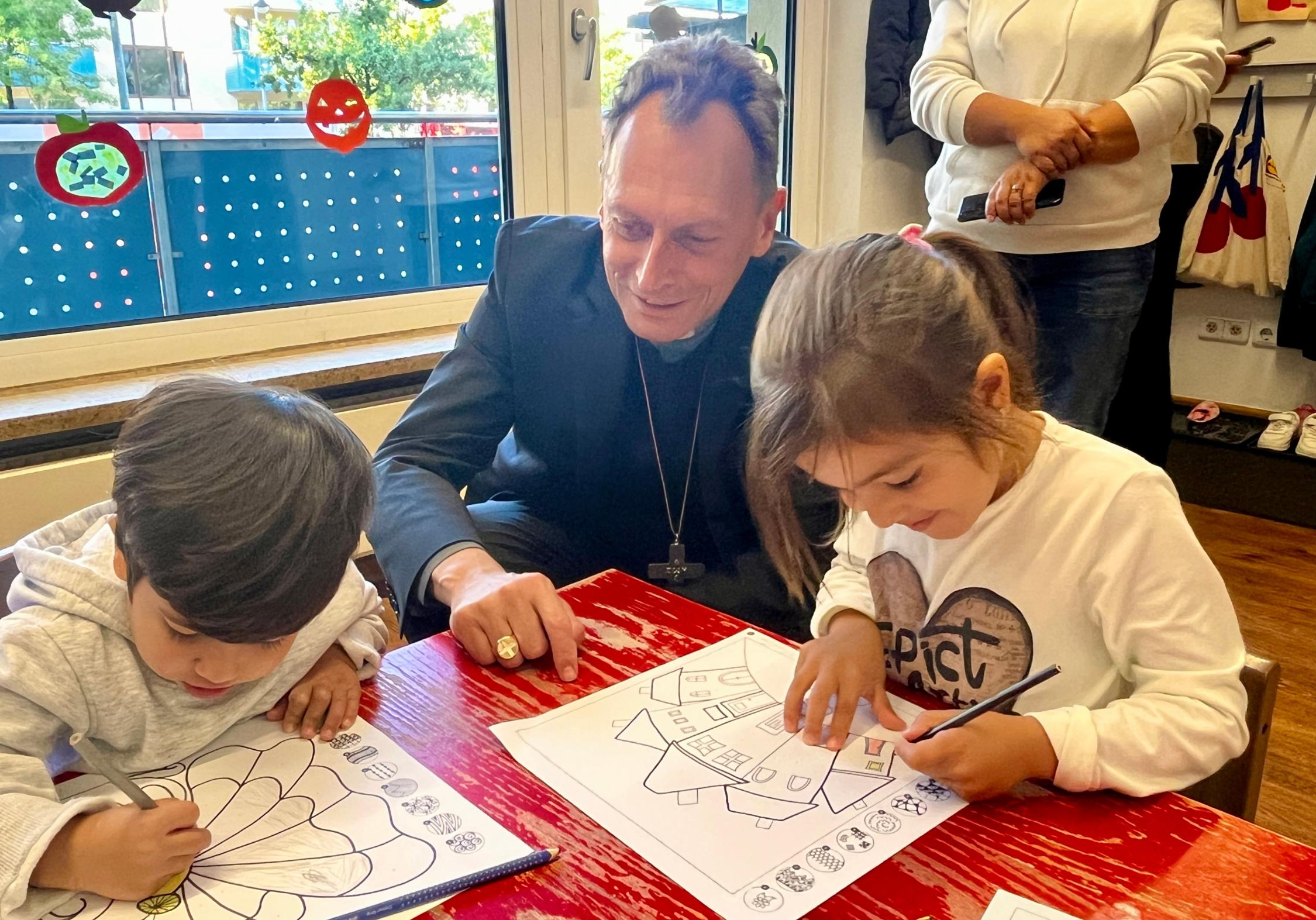Erzbischof Gössl besuchte die Eltern-Kind-Gruppe im Bamberger ANKER-Zentrum Besuch im ANKER-Zentrum