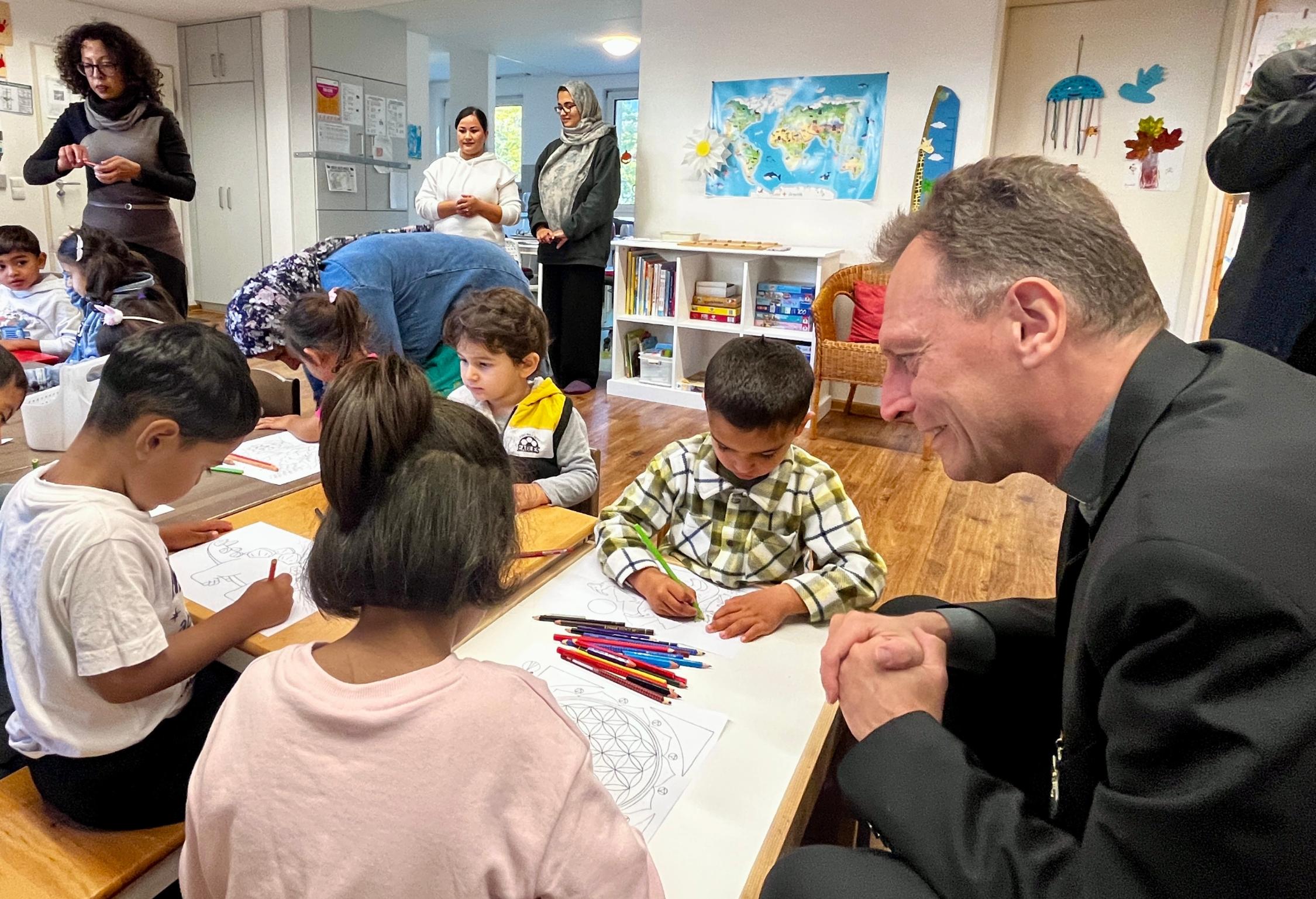 Erzbischof Gössl besuchte die Eltern-Kind-Gruppe im Bamberger ANKER-Zentrum Besuch im ANKER-Zentrum