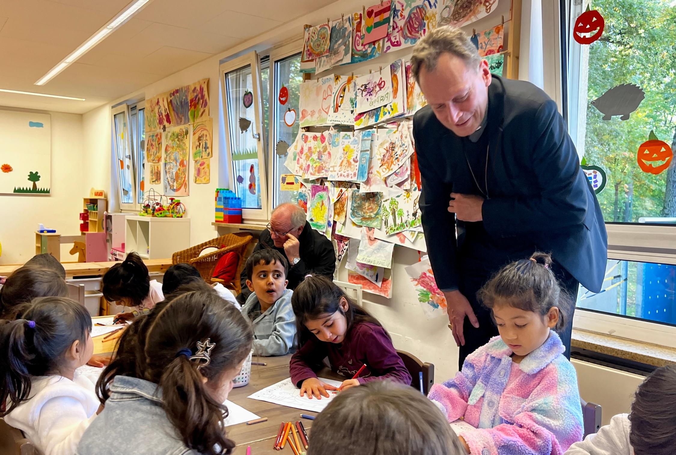 Erzbischof Gössl besuchte die Eltern-Kind-Gruppe im Bamberger ANKER-Zentrum Besuch im ANKER-Zentrum
