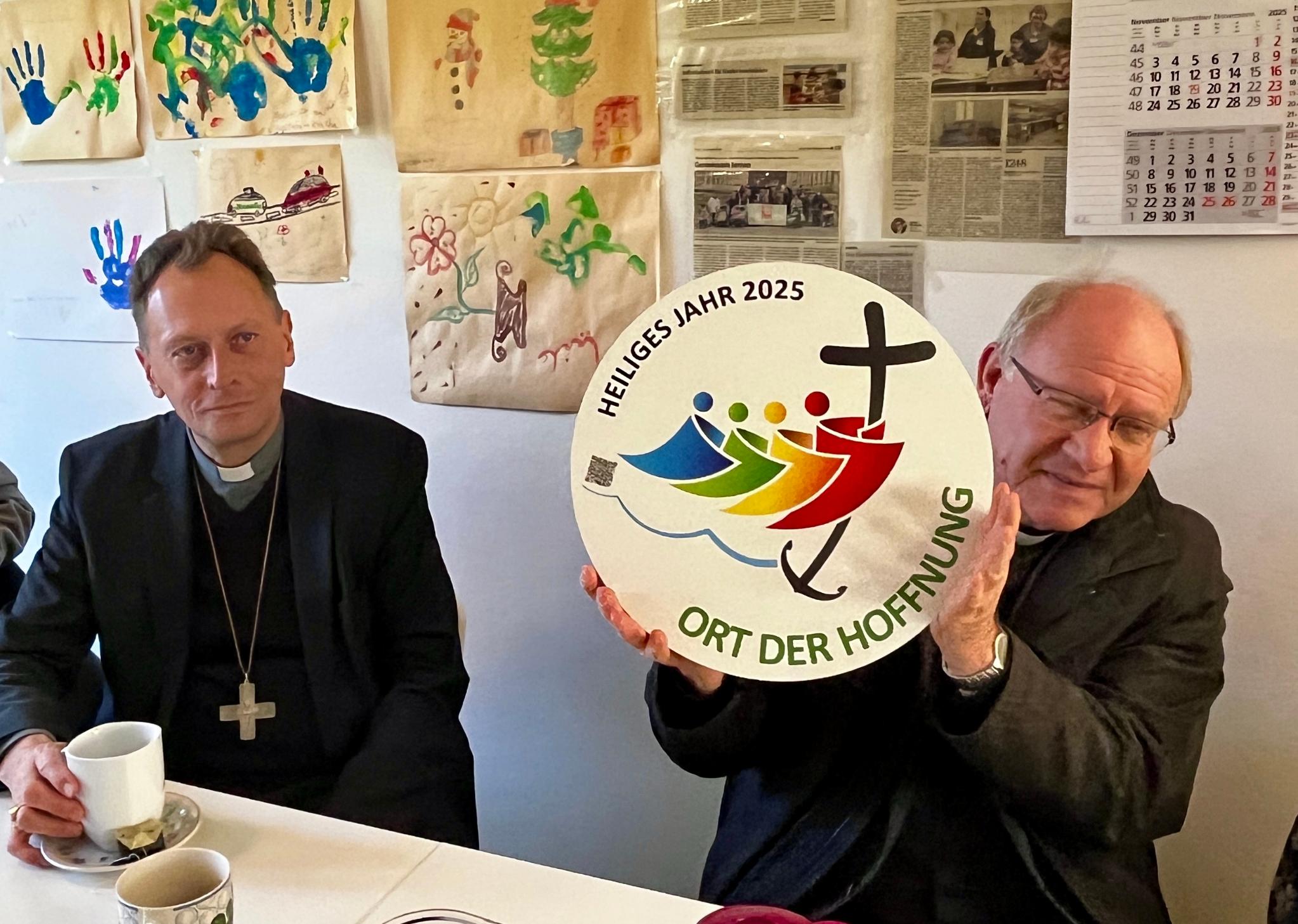 Erzbischof Gössl besuchte die Eltern-Kind-Gruppe im Bamberger ANKER-Zentrum Besuch im ANKER-Zentrum