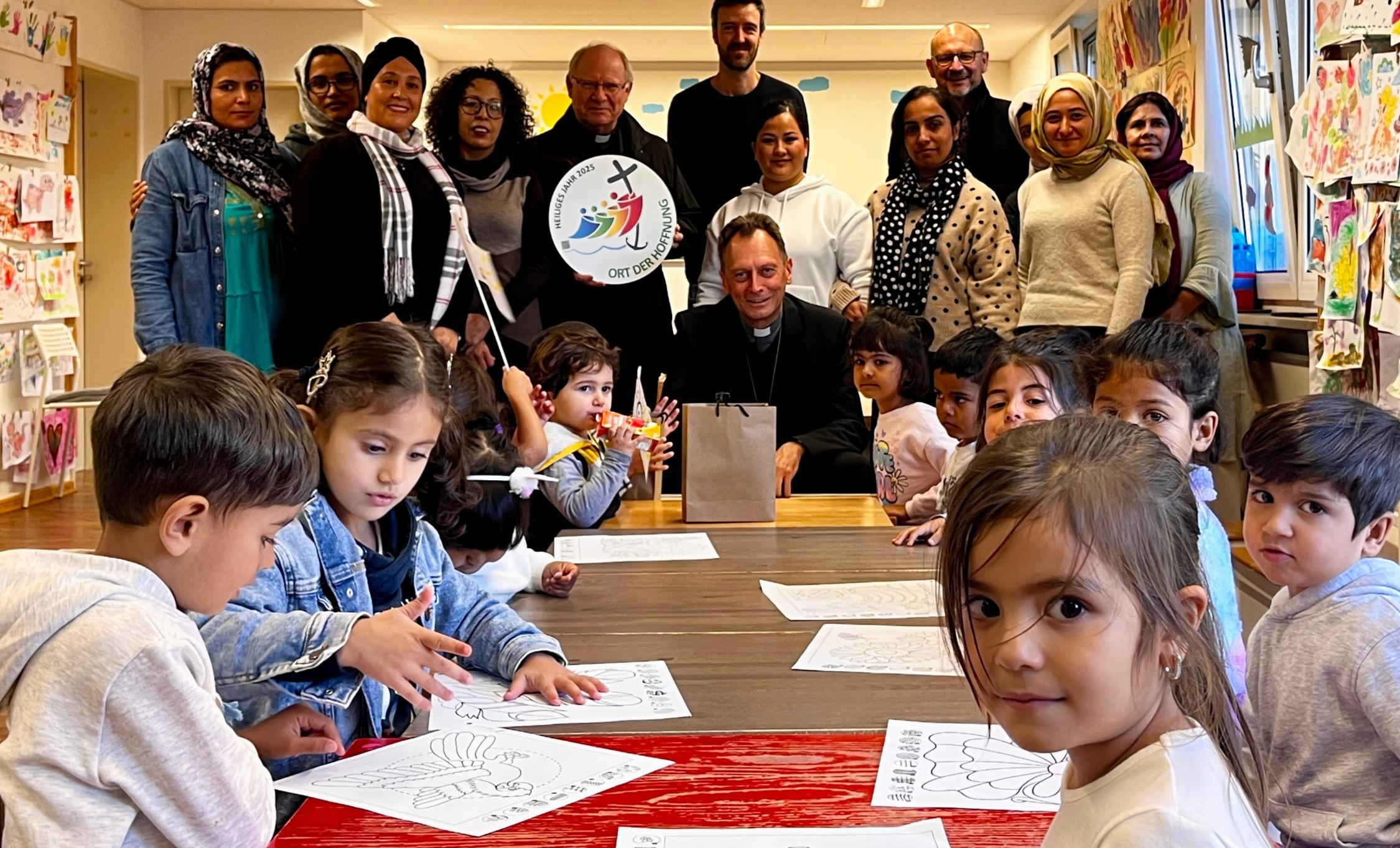Erzbischof Gössl besuchte die Eltern-Kind-Gruppe im Bamberger ANKER-Zentrum Besuch im ANKER-Zentrum