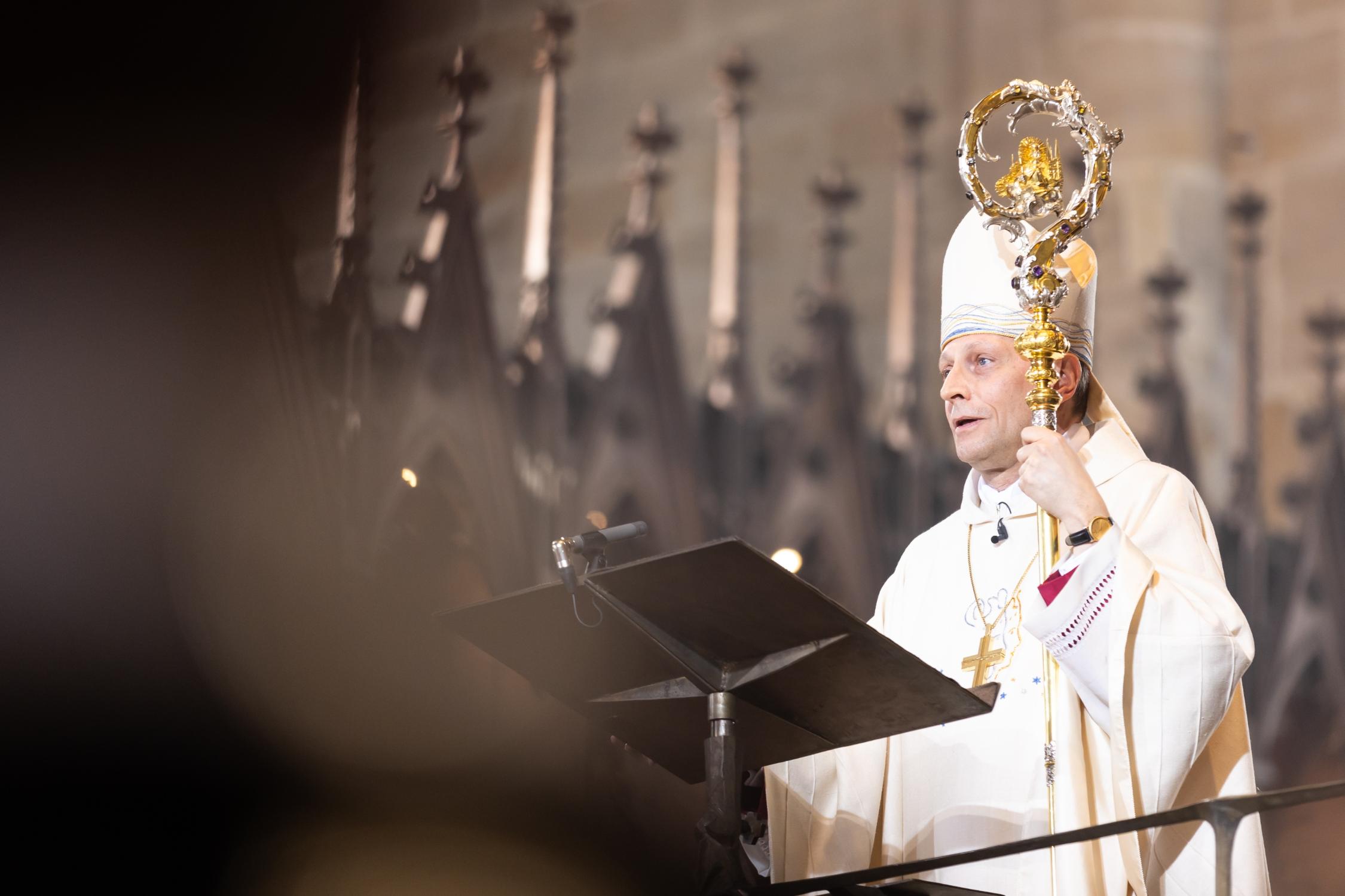 Erzbischof Gössl predigt im Bamberger Dom (Archivbild) Gössl weiß