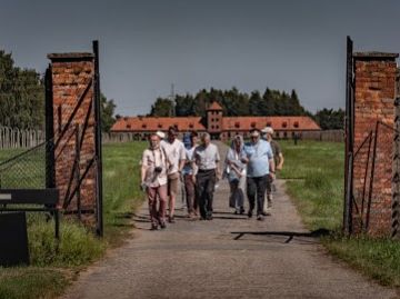 Erzbischof Ludwig Schick bei einem Besuch im ehemaligen Konzentrationslager Auschwitz im August 2020. Erzbischof Ludwig Schick in Auschwitz