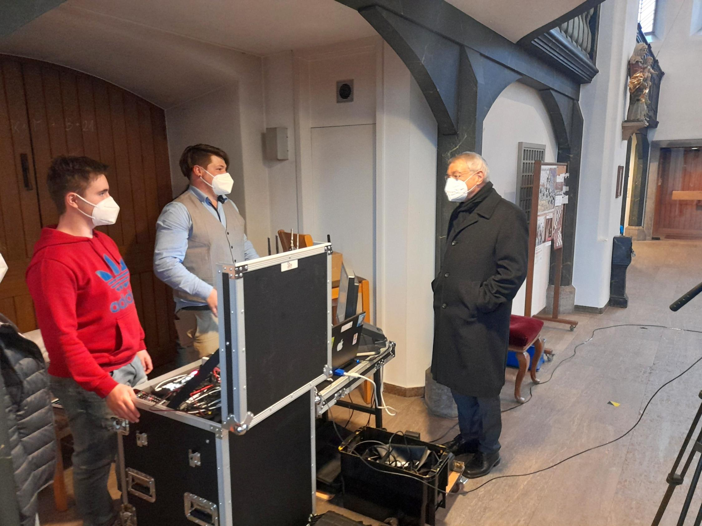 Erzbischof Ludwig Schick erkundigt sich über die Technik, die zum Streamen der Gottesdienste verwendet wird. PM31 Steigerwald Online 3.jpg