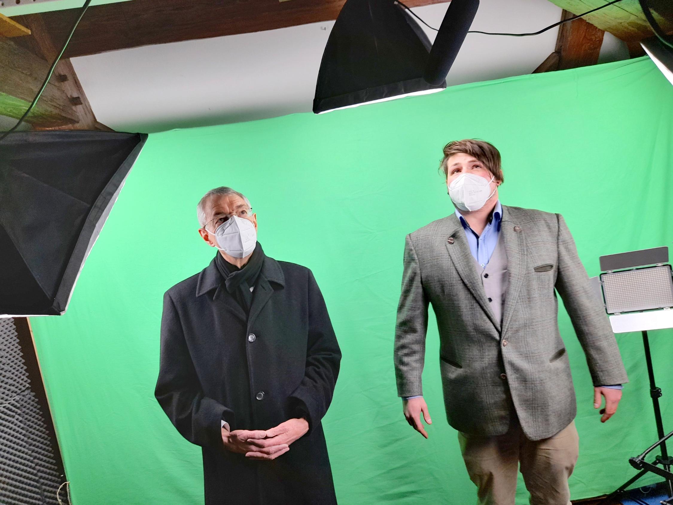 Erzbischof Ludwig Schick und Jeremias Bauer, Vorsitzender des Vereins 'Katholische Studio- und Medienjugend', der den YouTube-Kanal betreut, stehen im Studio von 'Steigerwald Online'. PM31 Steigerwald Online 2.jpg