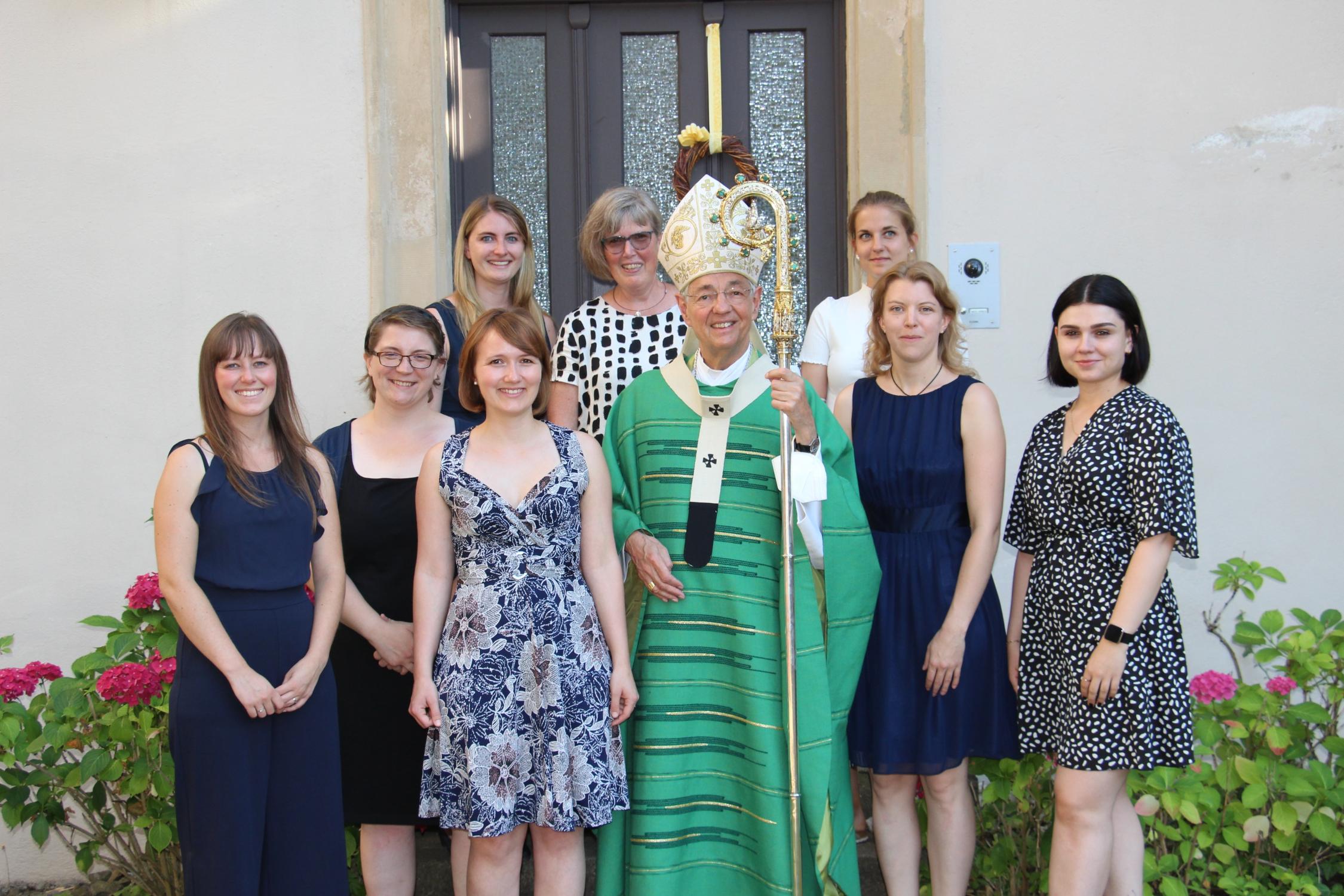 Erzbischof Ludwig Schick verlieh die Missio canonica an angehende Religionslehrkräfte für Mittel-, Förder, Grundschulen sowie die Fachakademie für Sozialpädagogik. Missio Canocnia