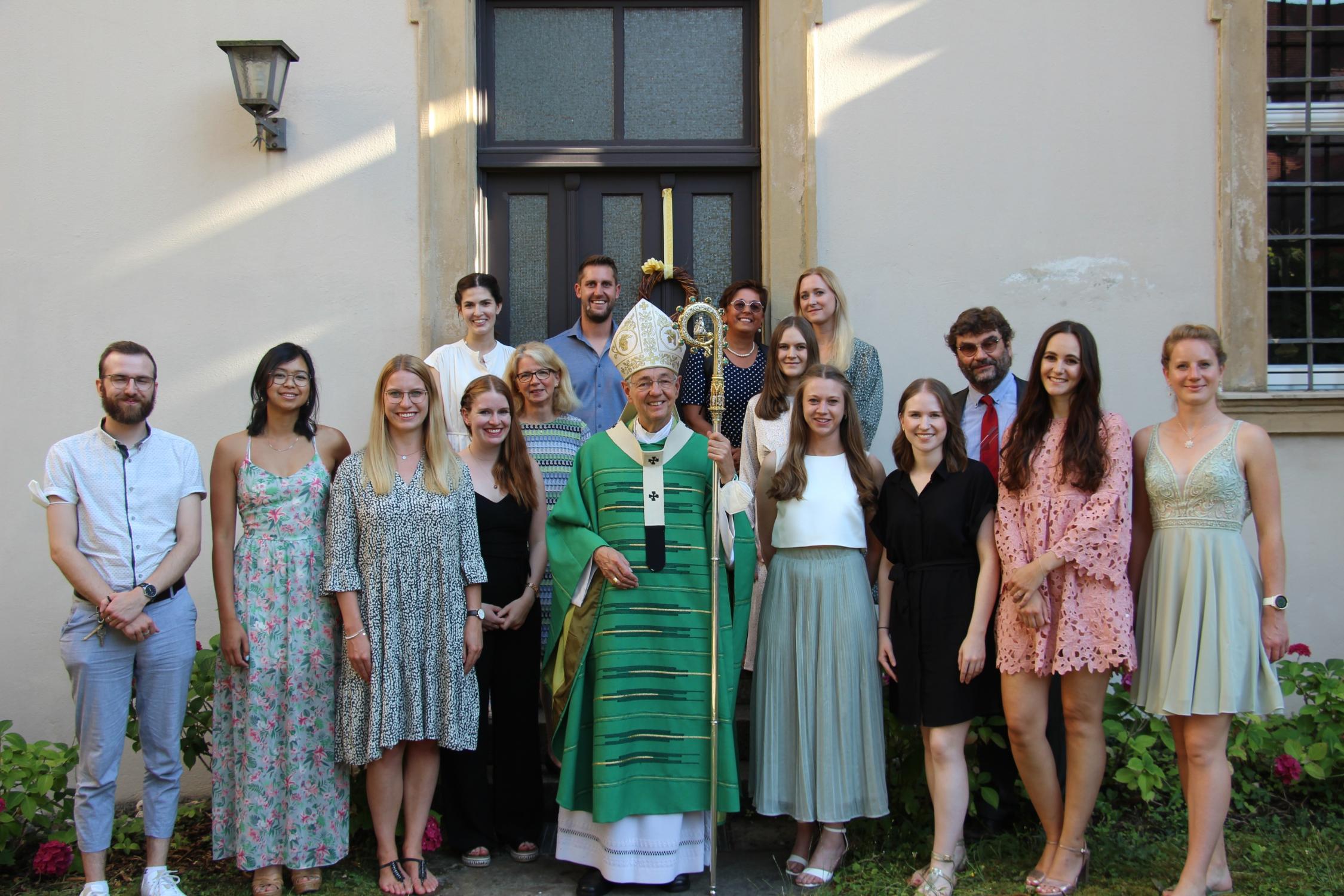 Erzbischof Ludwig Schick verlieh die Missio canonica an angehende Religionslehrkräfte für Mittel-, Förder, Grundschulen sowie die Fachakademie für Sozialpädagogik. Missio Canocnia
