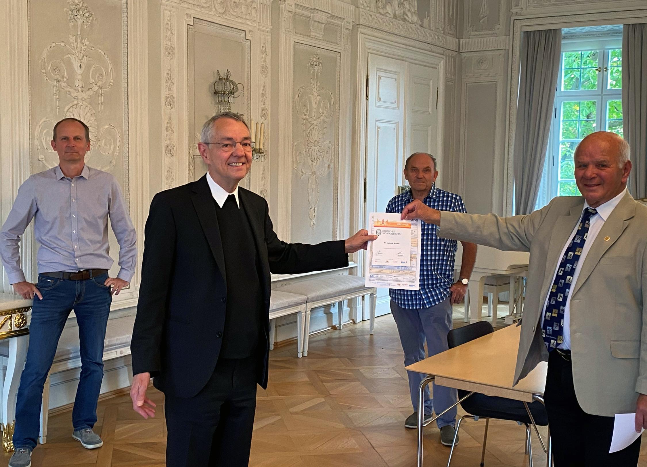 Erzbischof Schick bekam im Bischofshaus das Goldene Sportabzeichen überreicht: Von links Andreas Schreiber, Manfred Ratzke und Heinrich Hoffmann Sportabzeichen 2020
