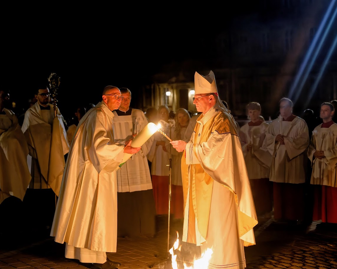 Feierlich wurde die Osterkerze vor dem Fürstenportal des Bamberger Domes von Erzbischof Herwig Gössl entzündet. Osternacht 2026