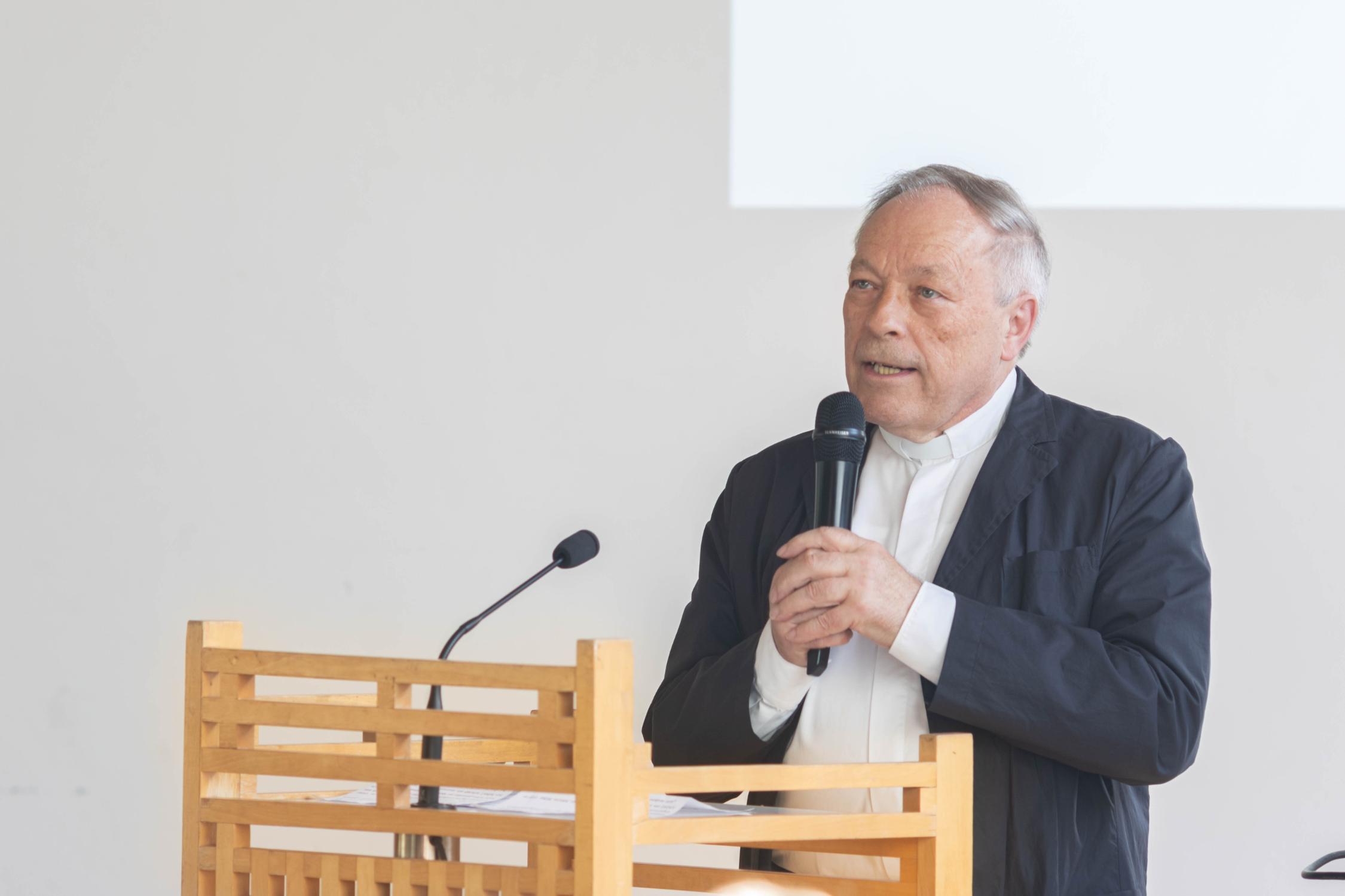 Generalvikar Georg Kestel verdeutlichte, dass durch Bibliotheksarbeit auch Seelsorge geleistet werde. Sankt Michaelsbund Siegelverleihung 2026