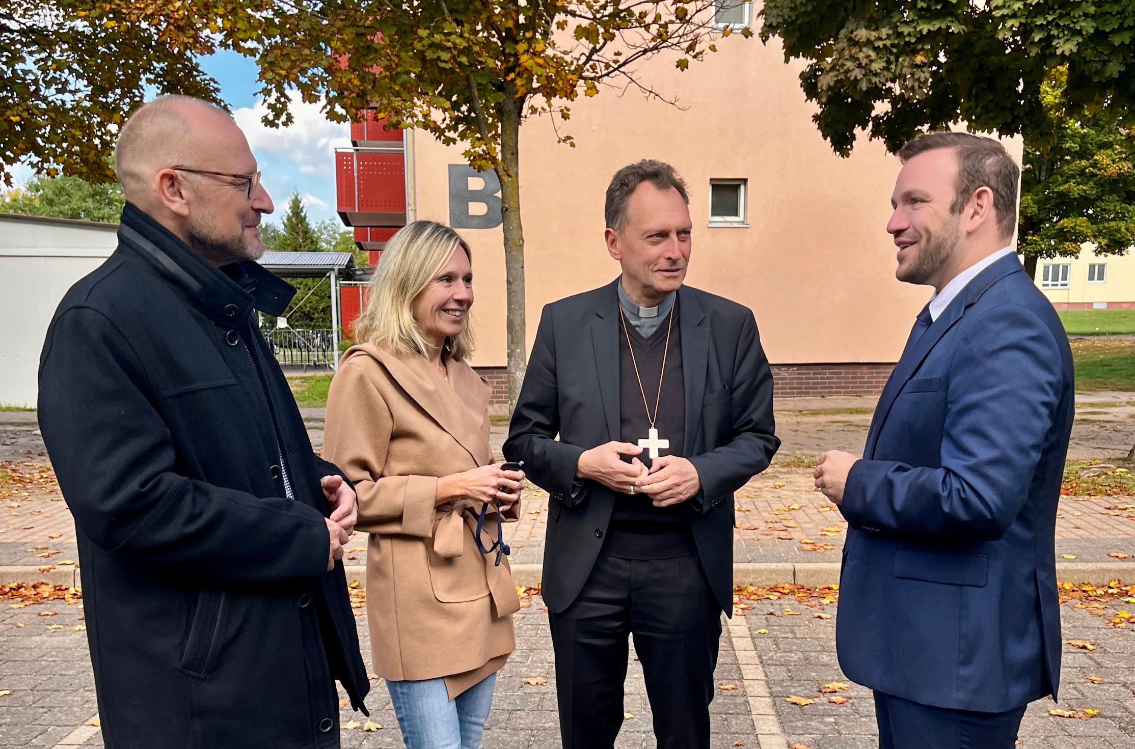 Im Gespräch mit Caritas-Vorstand Peter Ehmann (links) und Carmen Lehner und Markus Oesterlein (rechts) vom Leitungsteam des ANKER-Zentrums IMG_6810.jpg