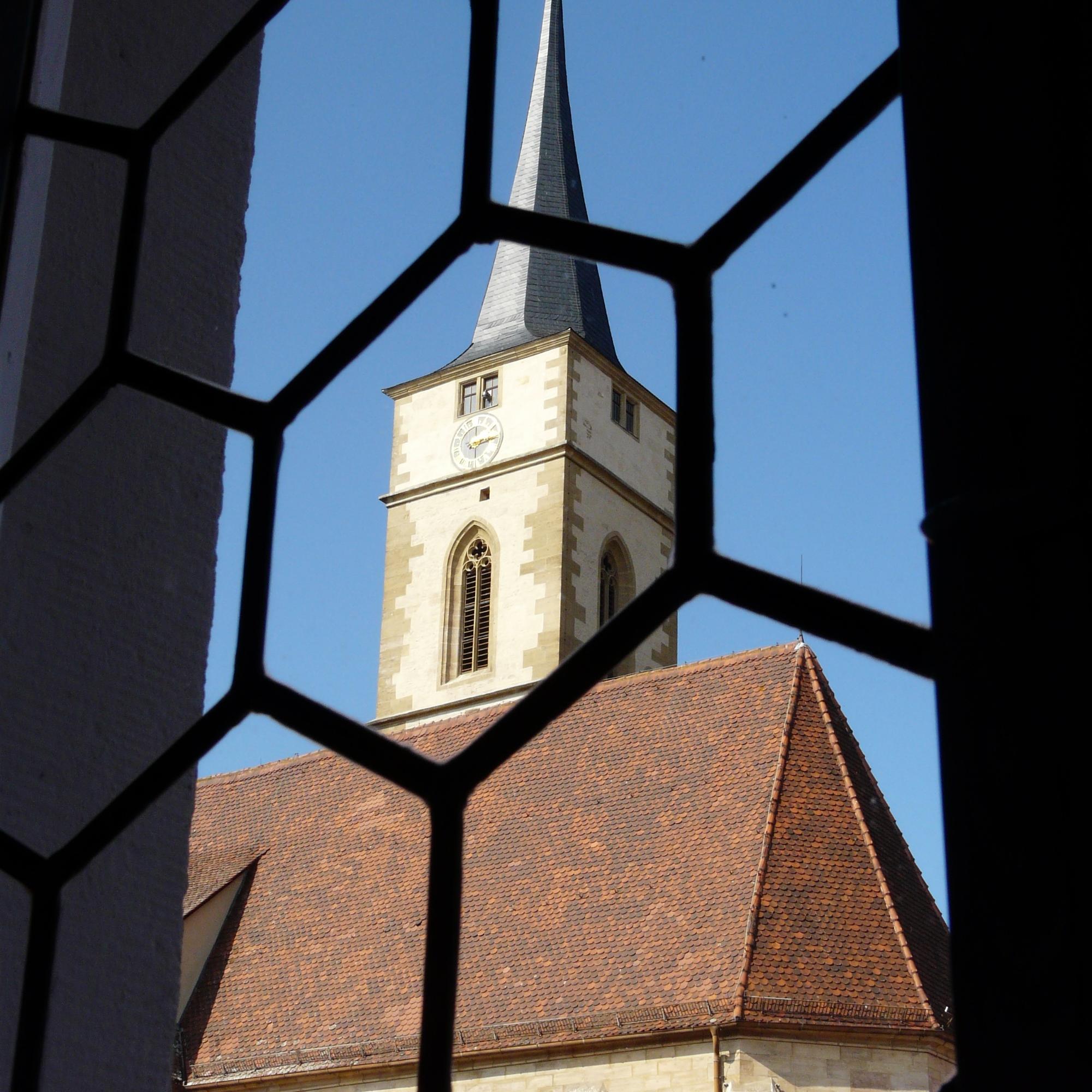 Kirche durch Fenster