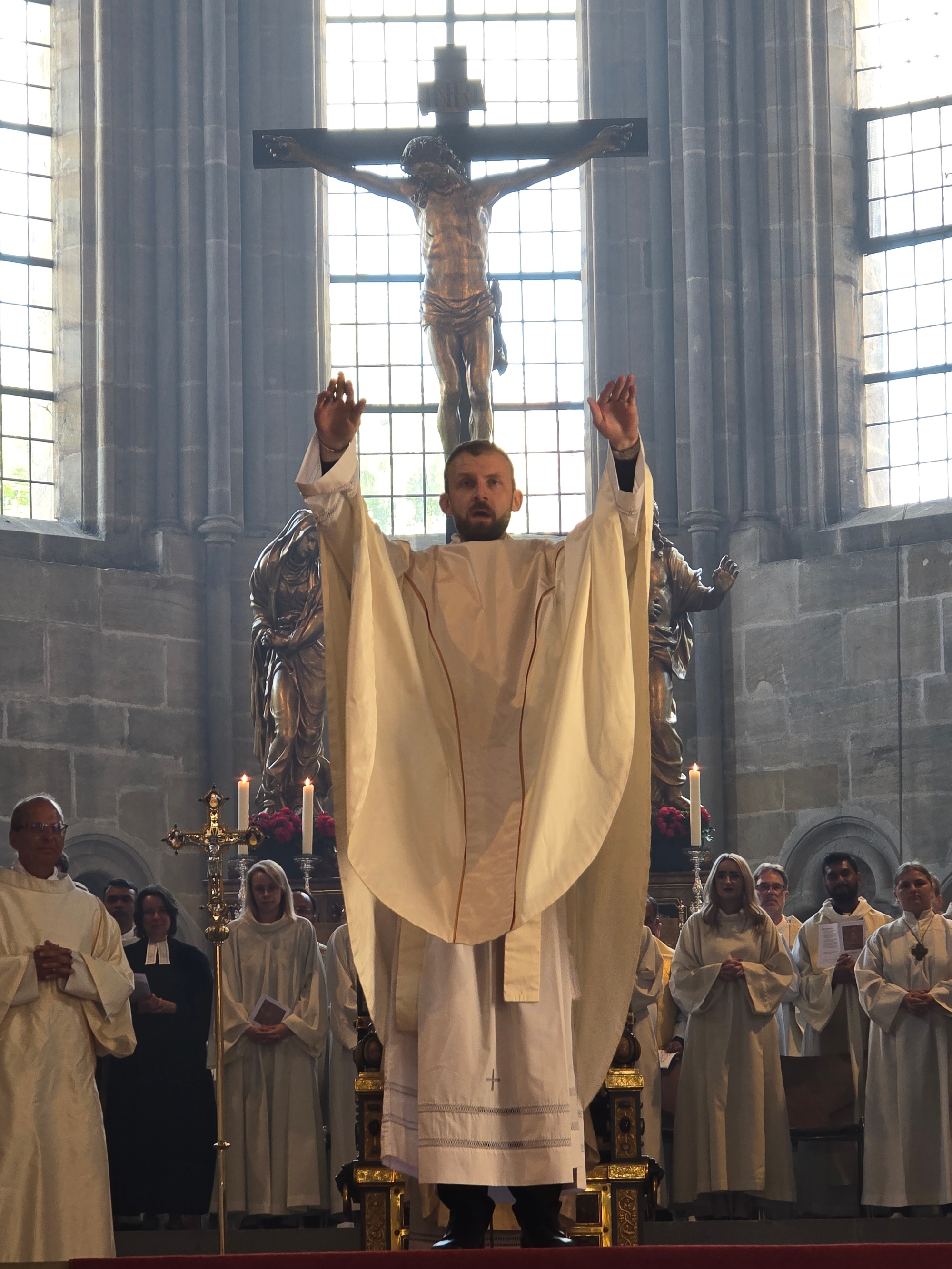 Marco Weis wurde im Bamberger Dom von Erzbischof Herwig Gössl zum Priester geweiht Priesterweihe Marco Weis
