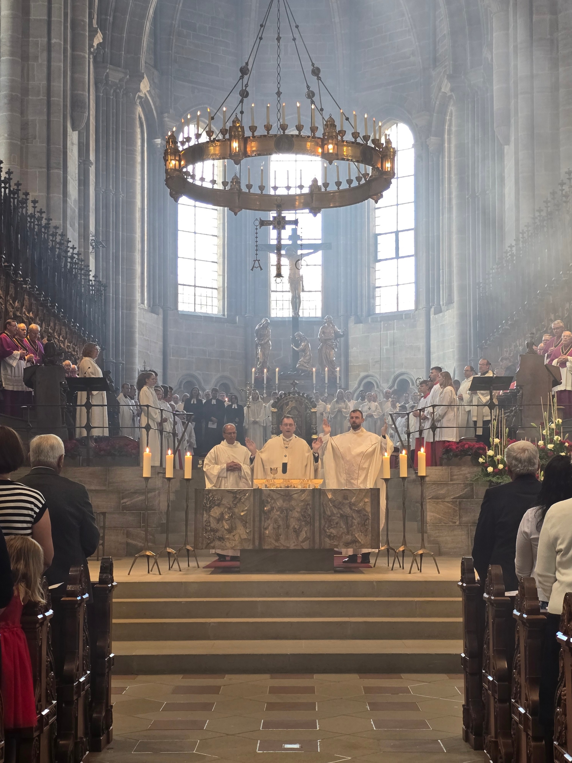 Marco Weis wurde im Bamberger Dom von Erzbischof Herwig Gössl zum Priester geweiht Priesterweihe Marco Weis