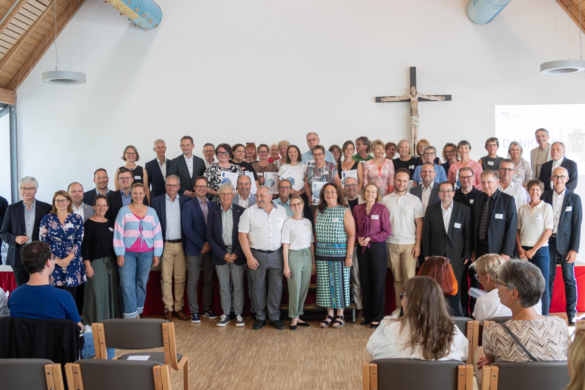 Vertreterinnen und Vertreter der ausgezeichneten Büchereien aus Stadt und Landkreis Bamberg Sankt Michaelsbund Siegelverleihung 2026