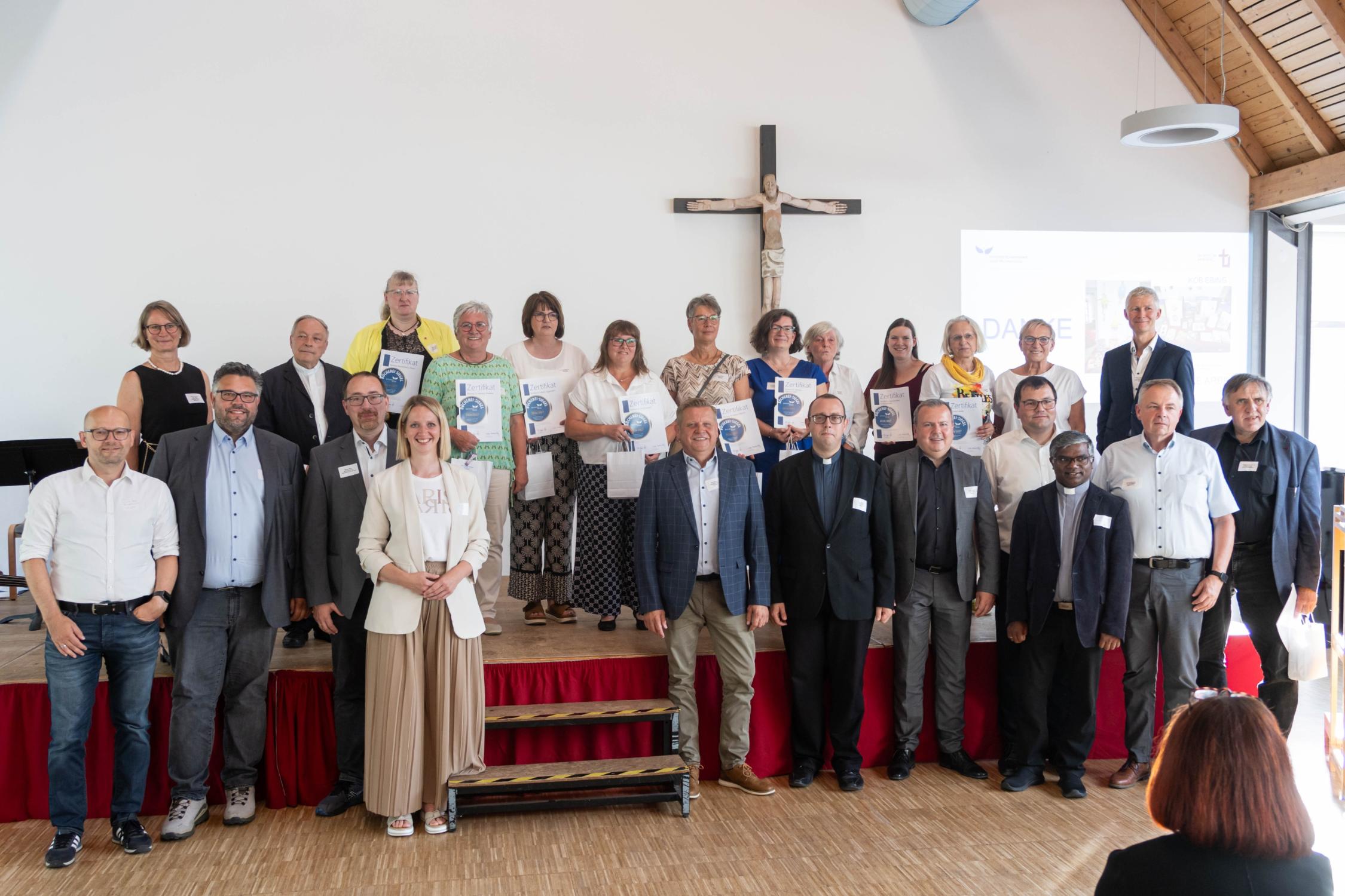 Vertreterinnen und Vertreter der ausgezeichneten Büchereien aus dem Landkreis Forchheim Sankt Michaelsbund Siegelverleihung 2026