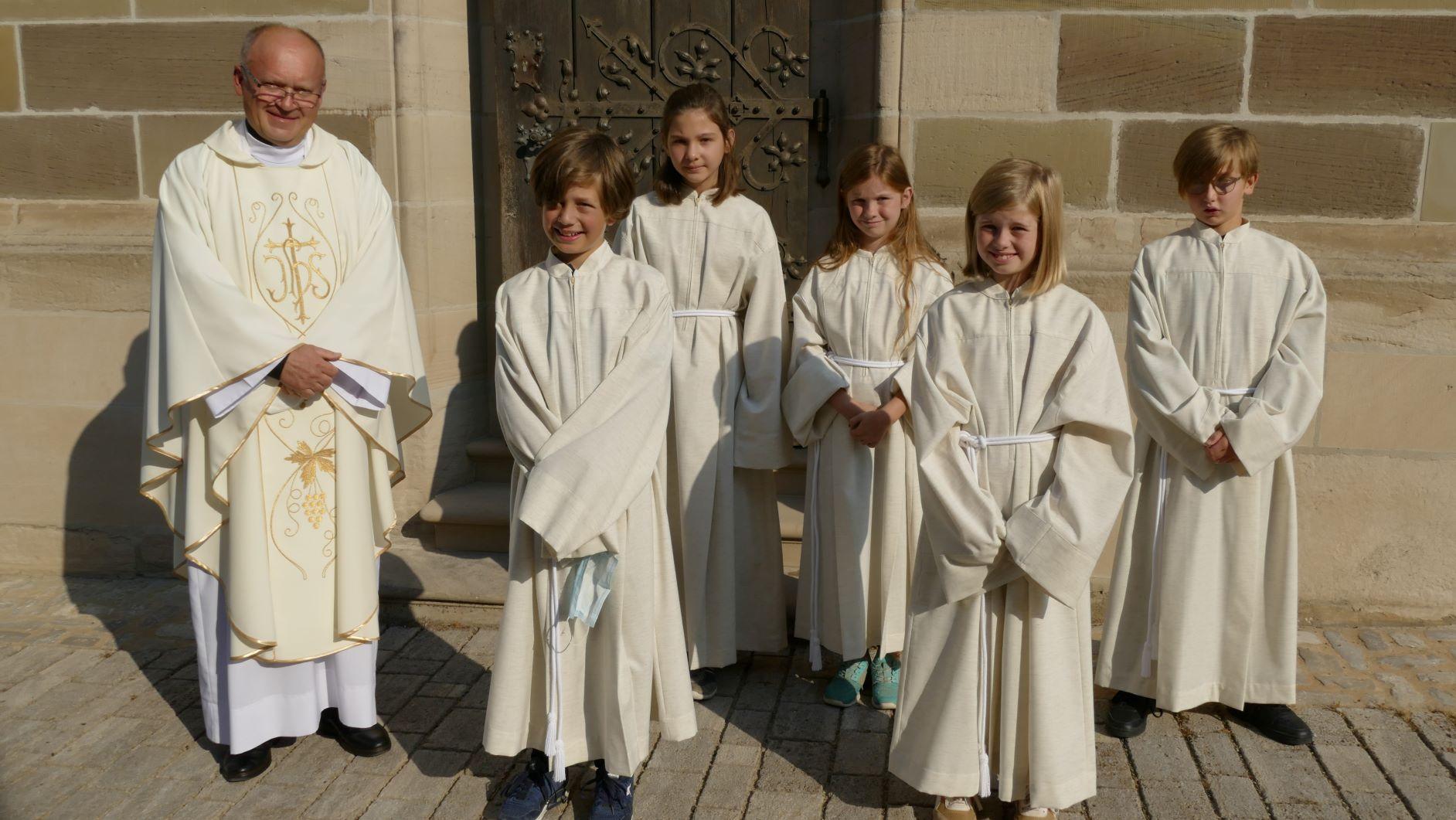 Von links nach rechts: Konstantin Giehl, Charlotte Servatius, Sophie Fuchs, Milla Stinzing, Clemens Holzheimer 2021 Aufnahme Ministranten