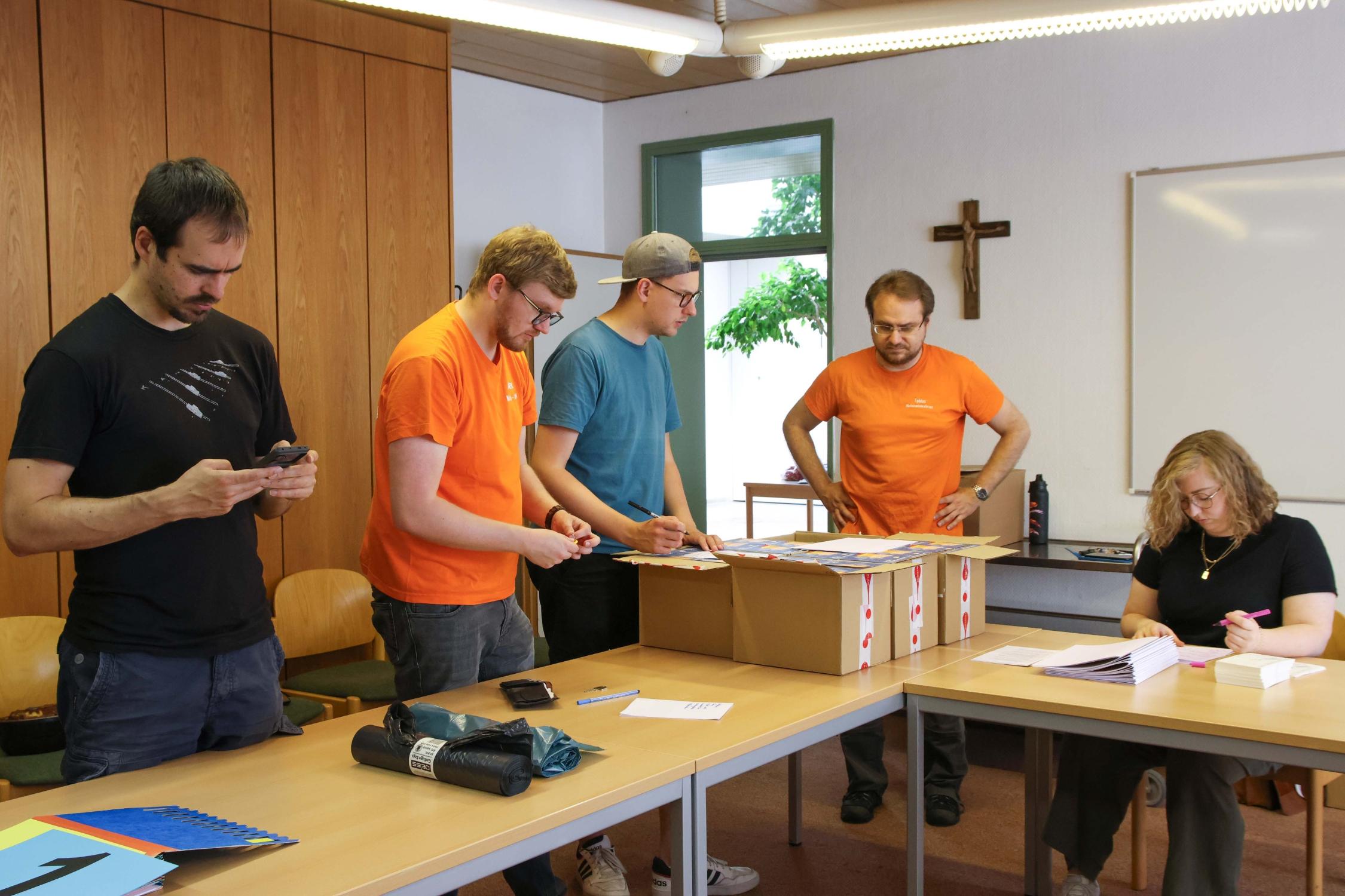 Vorbereitungen für die Romwallfahrt in Erlangen (v.l.): Benedict Traub, Alexander Zips, Marco Hullin, Tobias Bienert und Marina Lang.