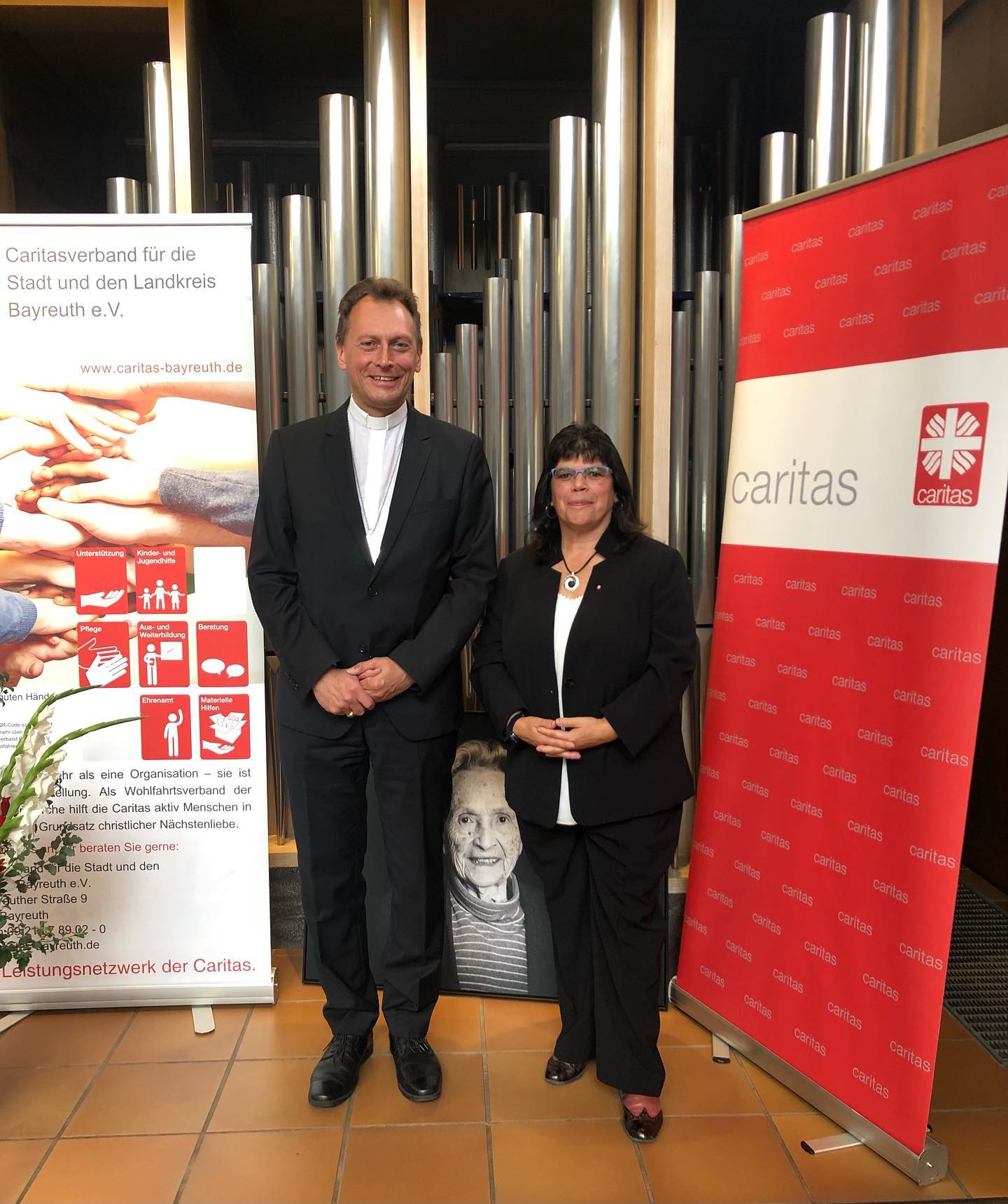 Weihbischof Herwig Gössl mit Dolores Longares-Bäumler von der Flüchtlings- und Integrationsberatung der Caritas Bayreuth beim Auftakt zur Caritas-Herbstsammlung Sammlungseröffnung 2022 Herbst Bayreuth Longares